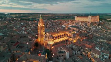 İspanya, Castilla-La Mancha, Toledo 'nun tarihi şehir manzarası. Toledo Alcazar, Santa Maria Katedrali ve diğer tarihi binalarla aydınlatılmış ortaçağ şehri.