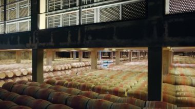 İspanya 'nın Rioja şaraphanelerinde kırmızı şarap bulunan meşe fıçılarıyla dolu büyük bir kiler. Şarap yapımı, kalite ve lezzet geliştirme için mükemmel koşullar altında ahşap fıçılarda yaşlanan şarabı içerir..