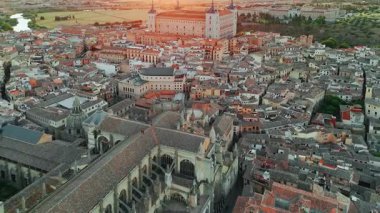 İspanya, Castilla-La Mancha, Toledo 'nun tarihi şehir manzarasının gün doğumu manzarası. Toledo, Santa Maria Katedrali ve diğer tarihi binaları ile güzel bir ortaçağ şehri.