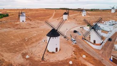 Campo de Criptana 'nın tarihi yel değirmenlerinin havadan görünüşü, Castilla-La Mancha, İspanya. Don Kişot 'un tepelerdeki eski tarihi yel değirmenleri. Molinos de Viento de Campo de Criptana