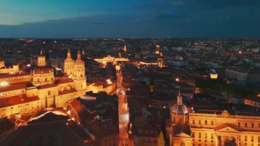 Geceleri Salamanca 'nın tarihi şehir manzarası Castilla y Leon, İspanya. Salamanca Katedrali, Torre del Clavero ve tarihi üniversite de dahil olmak üzere ortaçağ simgeleri aydınlandı..