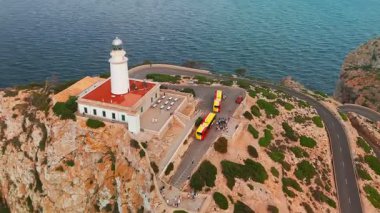 Kuzey Mallorca, Balear Adaları, İspanya 'daki Cape Formentor' daki pitoresk deniz fenerinin hava manzarası. Güzel, dolambaçlı bir yol, denizin üzerindeki yüksek bir uçuruma tünemiş deniz fenerine çıkar..