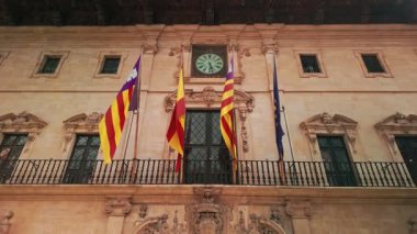 Palma de Mallorca, İspanya - 8 Haziran 2024: Balear Adaları 'nın başkenti Palma de Mallorca' nın tarihi binası. Büyük saati olan eski bir bina.