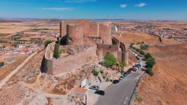İspanya, Castilla-La Mancha, Consuegra 'nın tarihi rüzgar değirmenlerinin hava manzarası. Güneşli bir günde tepelerde Don Kişot karakterinin eski tarihi yel değirmenleri. Molinos de Viento de Consuegra