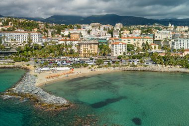 Kuzey İtalya 'daki Liguria' daki Sanremo tatil köyünün hava manzarası. San Remo şehrindeki güzel İtalyan Riviera kıyıları 