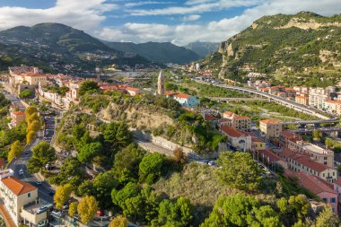 Kuzey İtalya 'nın Imperia eyaletindeki Ventimiglia tatil beldesinin hava manzarası. Yazın güzel İtalyan Riviera sahilleri