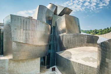 Bilbao, İspanya - 10 Ağustos 2024: Guggenheim Müzesi Bilbao modern ve çağdaş sanat müzesi ve şehrin ana mimari ve kültürel dönüm noktasıdır..
