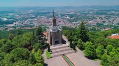 Kuzey Portekiz, Guimaraes 'deki Santa Catarina' nın tepesindeki Penha Sığınağı 'nın havadan görünüşü. Yeşil park, büyük granit taşlar ve doğal manzarayla çevrili Art Deco tarzı kilise..