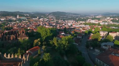 Portekiz 'de gün doğumunda Guimaraes Kalesi' nin havadan görünüşü. 10. yüzyıldan kalma Roma tepe kalesi, Afonso Henriques 'in doğduğu yer, Portekiz' in ilk kralı. Guimaraes 'deki tarihi miras alanı.