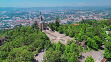 Kuzey Portekiz, Guimaraes 'deki Santa Catarina' nın tepesindeki Penha Sığınağı 'nın havadan görünüşü. Yeşil park, büyük granit taşlar ve doğal manzarayla çevrili Art Deco tarzı kilise..