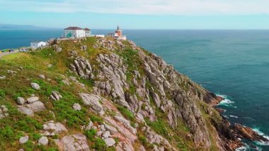 İspanya 'nın kuzeyinde bulunan Cape Finisterre, Costa de la Muerte' deki Faro de Fisterra deniz fenerinin hava manzarası. Camino de Santiago hac yolunun son durağı.
