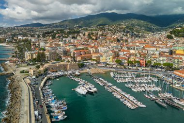 Kuzey İtalya 'daki Liguria' daki Sanremo tatil köyünün hava manzarası. San Remo şehrindeki güzel İtalyan Riviera kıyıları 