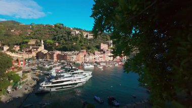 İtalya 'nın Liguria kentindeki Portofino tatil beldesi. Ligurian kıyıları boyunca tarihi renkli binalarla çevrili demirlemiş yelkenlileri ve lüks yatları olan büyüleyici bir liman..