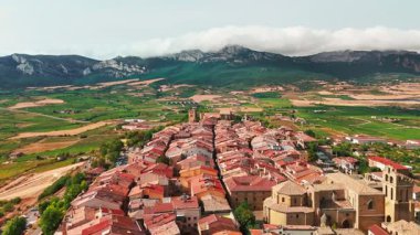 İspanya 'nın Bask Bölgesi' ndeki bağlarla çevrili ortaçağ güçlendirilmiş tepedeki Laguardia 'nın hava manzarası. Kuzey İspanya 'daki La Guardia eski kasabası