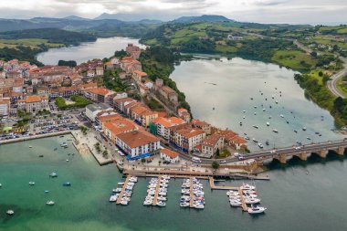 San Vicente de la Barquera 'nın hava manzarası, Cantabria, kuzey İspanya. San Vicente de la Barquera kasabasındaki Santa Maria de Los Angeles Kilisesi 'nin uydu görüntüsü..