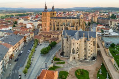 İspanya 'nın kuzeyinde Castilla y Leon' daki Astorga kasabasının hava manzarası. Tarihi ortaçağ Eski Kasabası ve Camino de Santiago hac yolu boyunca önemli bir durak. Gün doğumunda Katedral ve Piskoposluk Sarayı