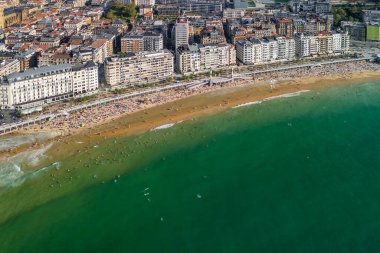 Yaz boyunca San Sebastian 'da ya da Bask Bölgesi, İspanya' da Donostia şehrinde turkuaz sularla La Concha Sahili 'nin havadan görüntüsü. Kuzey İspanya 'da güzel bir yaz tatili
