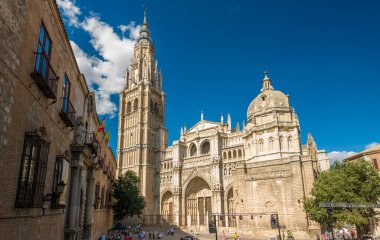 İspanya, Castilla La Mancha 'daki Toledo' lu Aziz Mary Katedrali 'nin muhteşem tarihi cephesi. Toledo 'nun kalbindeki etkileyici Gotik bina.