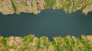 Parada de Sil, Ourense, Galiçya, Kuzey İspanya 'daki çarpıcı Sil Kanyonu' nun havadan görünüşü. Sil Nehri tarafından oyulmuş derin vadi, engebeli uçurumlar ve yemyeşil orman manzaralarıyla çevrili..