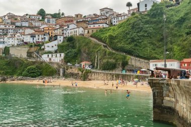 Lastres, İspanya - 26 Temmuz 2024: Kuzey İspanya 'nın Asturias bölgesinde büyüleyici bir balıkçı köyü. Biscay Körfezi 'ne bakan bir yamaçta kurulmuş güzel bir sahil kasabası..