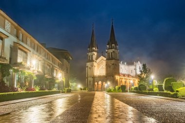 Asturias, Kuzey İspanya 'da gece vakti tarihi Covadonga Sığınağı. Santa Maria la Real de Covadonga Bazilikası, Picos de Europa dağlarında yer almaktadır.