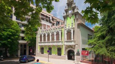 Albacete, İspanya - 22 Haziran 2024: Kastilya-La Mancha 'daki Museo Municipal de la Albacete bıçak müzesinin güzel tarihi cephesi. Albacete çatal bıçak mirasına adanmış simge.