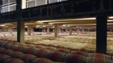 İspanya 'nın Rioja şaraphanelerinde kırmızı şarap bulunan meşe fıçılarıyla dolu büyük bir kiler. Şarap yapımı, kalite ve lezzet geliştirme için mükemmel koşullar altında ahşap fıçılarda yaşlanan şarabı içerir..