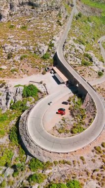 İspanya 'nın Balearic Adaları, Mallorca' daki ünlü Sa Calobra Yolu 'nun çarpıcı manzarası. Majorca adasındaki Tramuntana Dağları 'nda dolambaçlı, manzaralı bir yol. Ünlü Nus de sa Corbata