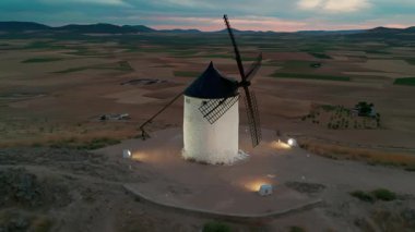 Consuegra 'nın tarihi yel değirmenlerinin geceleri havadan görünüşü, Castilla-La Mancha, İspanya. Alacakaranlıktaki tepelerde Don Kişot karakterinin eski tarihi yel değirmenleri. Molinos de Viento de Consuegra