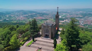 Kuzey Portekiz, Guimaraes 'deki Santa Catarina' nın tepesindeki Penha Sığınağı 'nın havadan görünüşü. Yeşil park, büyük granit taşlar ve doğal manzarayla çevrili Art Deco tarzı kilise..