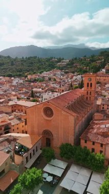 İspanya 'nın Balear Adaları, Mallorca' daki Pollensa kentinin hava manzarası. Santa Maria de Pollenca Kilisesi, Esglesia de Monti-Sion ve Mayorka adasının diğer tarihi binaları..