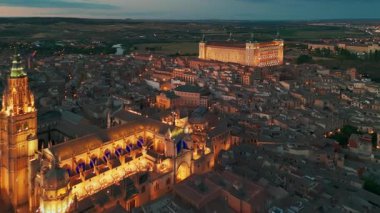 İspanya, Castilla-La Mancha, Toledo 'nun tarihi şehir manzarası. Toledo Alcazar, Santa Maria Katedrali ve diğer tarihi binalarla aydınlatılmış ortaçağ şehri.
