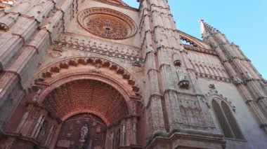 Palma de Mallorca, Balear Adaları, İspanya 'daki Santa Maria Katedrali' nin güzel yüzü. Karmaşık taş oymalarıyla etkileyici Gotik mimari, Mayorka adasının bir simgesi.