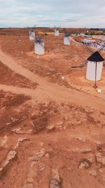 Campo de Criptana 'nın tarihi yel değirmenlerinin havadan görünüşü, Castilla-La Mancha, İspanya. Don Kişot 'un tepelerdeki eski tarihi yel değirmenleri. Molinos de Viento de Campo de Criptana