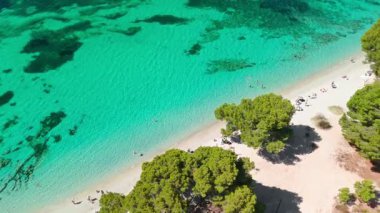 Playa de Formentor 'un Mallorca' daki Cala Pi de la Posada körfezindeki hava manzarası. Cap Formentor, Mayorka, Balear Adaları, İspanya 'da turkuaz sularda yüzen insanların olduğu çarpıcı bir sahil..