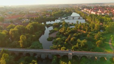 Gündoğumunda Salamanca 'nın tarihi şehir manzarası Castilla y Leon, İspanya. Ortaçağ şehri, Salamanca Katedrali, Torre del Clavero ve tarihi üniversite. UNESCO Dünya Mirası Alanı