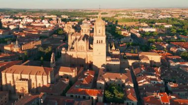 Günbatımında Salamanca 'nın tarihi şehir manzarası Castilla y Leon, İspanya. Salamanca Katedrali, Torre del Clavero ve tarihi üniversitesi olan ortaçağ şehri. UNESCO Dünya Mirası Alanı