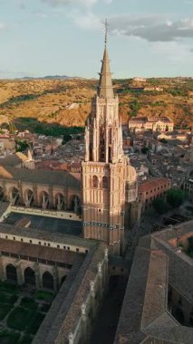 Günbatımında Toledo 'nun tarihi şehir manzarası Castilla-La Mancha, İspanya. Toledo Katedrali, Santa Mari Katedrali, UNESCO Dünya Mirası Alanı ile güzel bir ortaçağ şehri..