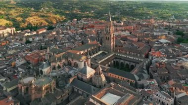 Günbatımında Toledo 'nun tarihi şehir manzarası Castilla-La Mancha, İspanya. Toledo Katedrali, Santa Mari Katedrali, UNESCO Dünya Mirası Alanı ile güzel bir ortaçağ şehri..