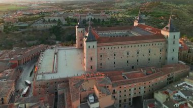 İspanya, Castilla-La Mancha, Toledo 'nun tarihi şehir manzarasının gün doğumu manzarası. Toledo, Santa Maria Katedrali ve diğer tarihi binaları ile güzel bir ortaçağ şehri.