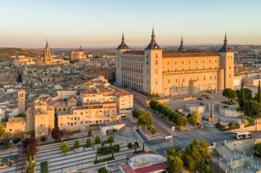 İspanya, Castilla-La Mancha, Toledo 'nun tarihi şehir manzarasının gün doğumu manzarası. Toledo, Santa Maria Katedrali ve diğer tarihi binaları ile güzel bir ortaçağ şehri.