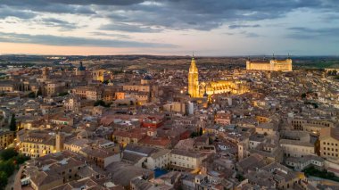 İspanya, Castilla-La Mancha, Toledo 'nun tarihi şehir manzarası. Toledo Alcazar, Santa Maria Katedrali ve diğer tarihi binalarla aydınlatılmış ortaçağ şehri.