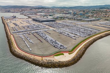İspanya, Galiçya 'daki Vigo Limanı' nda satılığa çıkarılmış yeni arabalar. Küresel otomotiv sektöründe ithalat ve ihracat yapan satıcılar. Dağıtım ve Lojistik Merkezi.