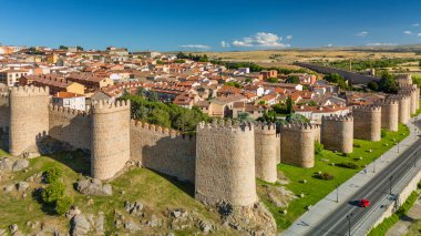 İspanya 'nın tarihi Avila kentini çevreleyen ortaçağ taş duvarlarının havadan görünüşü. Avila 'nın eski kentinin insansız hava aracı görüntüsü, ortaçağ mimarisinin önemli bir örneği ve UNESCO Dünya Mirası Sitesi.