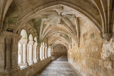 Galiçya 'daki Santo Estevo de Ribas de Sil Manastırı' nda ortaçağ atari salonu. Romanesk ve Gotik mimari. Tarihsel dini mekan ve Kuzey İspanya 'da muhafaza edilen kültür mirası.