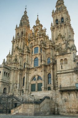 Kuzey İspanya, Galiçya 'da Santiago de Compostela Katedrali' nin tarihi binası. Ünlü Hristiyan hac yeri ve tarihi Camino de Santiago rotasının son durağı.
