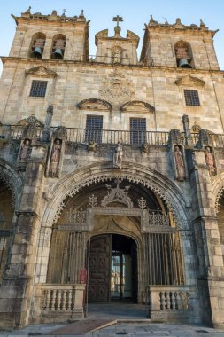 Braga Katedrali, Portekiz 'in Braga şehrindeki en önemli dini ve tarihi eserlerden biridir. Ortaçağ katedralinin güzel tarihi cephesi