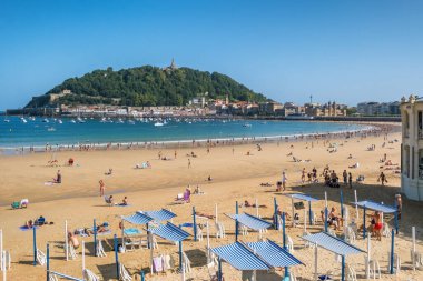 Donostia, İspanya - 22 Ağustos 2024: San Sebastian veya Donostia şehrinde turkuaz suları olan La Concha Sahili, İspanya, Bask Bölgesi, yaz boyunca. Kuzey İspanya 'da güzel bir yaz tatili.