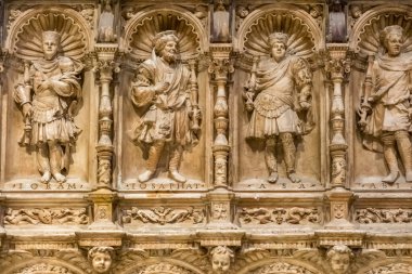 Koro ve Virgen Blanca heykelleri Toledo Katedrali 'nin iç tarafında. Dinsel sanat ve karmaşık ahşap işçiliğiyle görkemli Gotik mimari