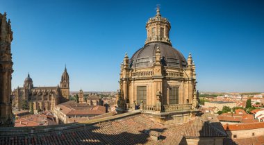 Salamanca şehri Kastilya 'daki tarihi Salamanca Katedrali ve İspanya' daki Leon Katedrali. Etkileyici Gotik mimari Salamanca şehrinin kalbinde belirgin bir şekilde duruyor. Şehrin Panoraması